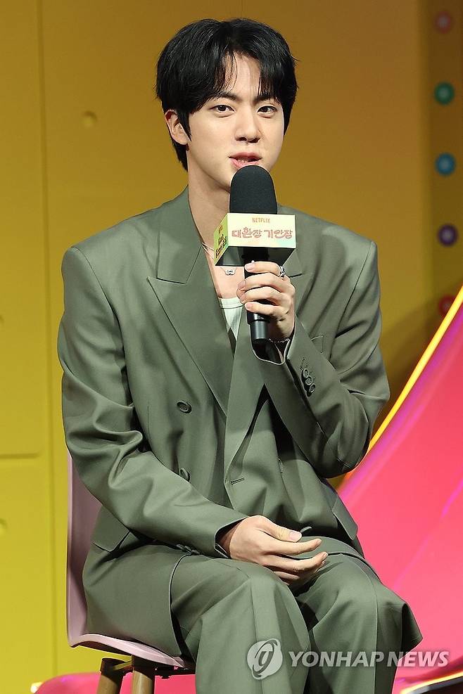 그룹 방탄소년단의 진이 4월 15일 서울 종로구 JW메리어트동대문스퀘어서울에서 열린 넷플릭스 예능 ‘대환장 기안장’제작발표회에서 인사말을 하고 있다.  연합뉴스