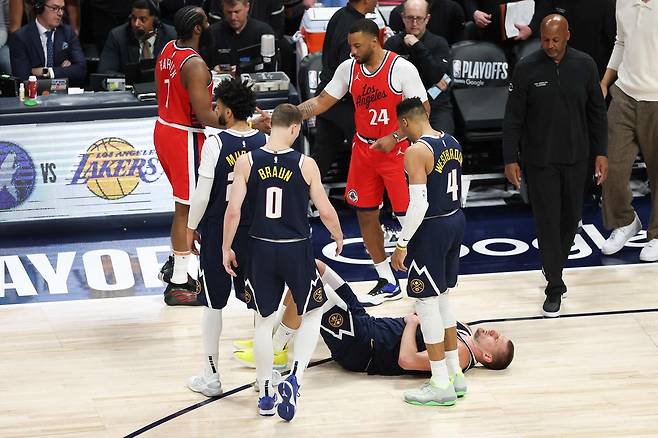 덴버 요키치가 22일 LA 클리퍼스전에서 몸싸움에 밀려 코트에 쓰러져 있다. AFP연합뉴스