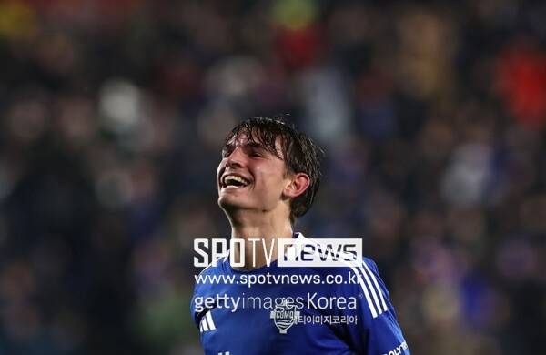 ▲ 아르헨티나 신성으로 불리는 이탈리아 세리에A 꼬모의 니코 파스가 함께 뛰고 싶은 선수로 FC바르셀로나 라민 야말을 꼽았다.