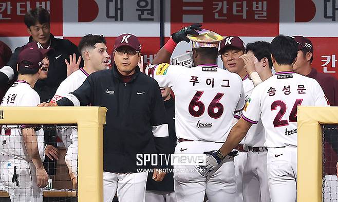 ▲ 야시엘 푸이그가 홈런을 친 후 덕아웃에서 환영받고 있다 ⓒ 곽혜미 기자