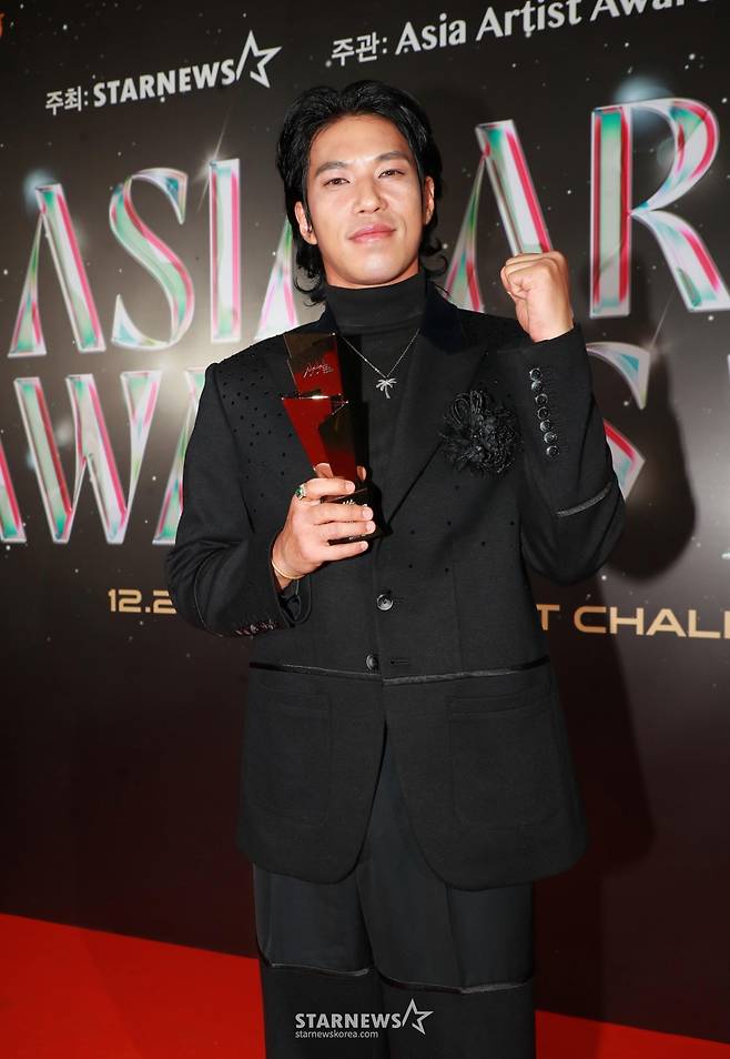 배우 김민이 27일 오후 태국 방콕 임팩트 챌린저 홀 1-2(IMPACT Challenger Hall 1-2)에서 진행된 '제9회 아시아 아티스트 어워즈'(The 9th Asia Artist Awards, 이하 'AAA 2024')에서 AAA 씬 스틸러상을 수상한 뒤 포즈를 취하고 있다.   /2024.12.27 /사진=이동훈 photoguy@