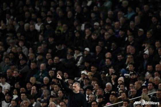 양제 포스테코글루 토트넘 홋스퍼 감독이 22일 오전 4시(한국시간) 영국 런던의 토트넘 홋스퍼 스타디움에서 열린 2024~2025시즌 잉글랜드 프리미어리그(EPL) 33라운드에서 전술 지시하고 있다. /AFPBBNews=뉴스1