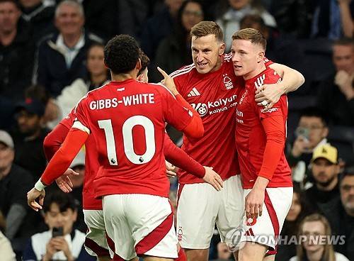 엔지 포스테코글루 감독이 이끄는 토트넘 홋스퍼가 22일(한국시간) 영국 런던에 있는 토트넘 홋스퍼 스타디움에서 열린 노팅엄 포레스트와의 2024-2025시즌 프리미어리그 33라운드 홈 경기에서 1-2로 패했다.&nbsp;연합뉴스