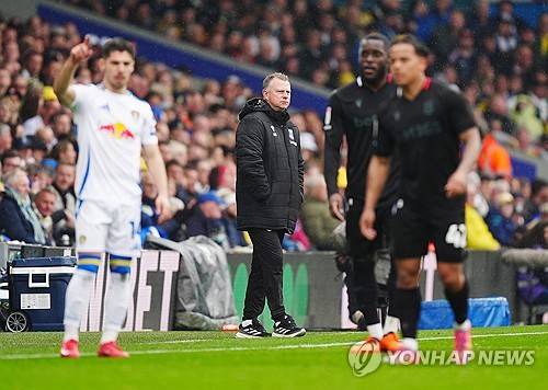 마크 로빈스 감독이 이끄는 스토크 시티가 22일(한국시간) 영국 리즈에 있는 앨런드 로드에서 열린 리즈 유나이티드와의 2024-2025시즌 챔피언십 44라운드 원정 경기에서 무려 0-6 대패를 당했다.&nbsp;  배준호가 선발 출장해 활약했지만, 팀 수비진이 무너지면서 별다른 활약을 하지 못했다. 스토크는 2연승 행진이 좌절됐다. 승점 50(12승14무18패)에 머무른 스토크는 강긍권 순위인 22위 루턴타운(승점46)과 승점 차가 단 4점에 불과하다.&nbsp;연합뉴스