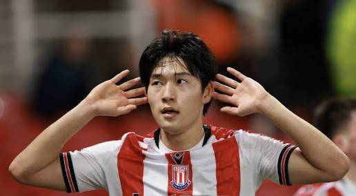 마크 로빈스 감독이 이끄는 스토크 시티가 22일(한국시간) 영국 리즈에 있는 앨런드 로드에서 열린 리즈 유나이티드와의 2024-2025시즌 챔피언십 44라운드 원정 경기에서 무려 0-6 대패를 당했다.&nbsp;  배준호가 선발 출장해 활약했지만, 팀 수비진이 무너지면서 별다른 활약을 하지 못했다. 스토크는 2연승 행진이 좌절됐다. 승점 50(12승14무18패)에 머무른 스토크는 강긍권 순위인 22위 루턴타운(승점46)과 승점 차가 단 4점에 불과하다.&nbsp;스토크