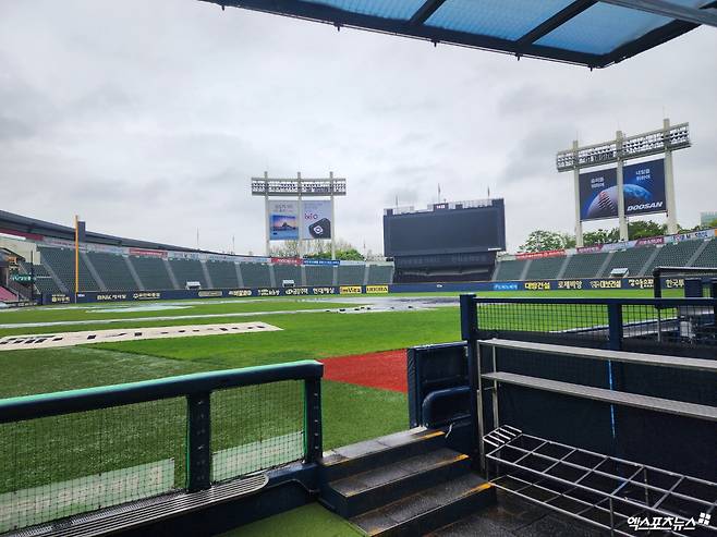 LG와 NC는 22일 잠실구장에서 '2025 신한 SOL Bank KBO 리그' 주중 3연전 첫 번째 경기를 치른다. 경기 개시를 약 2시간 반 앞둔 가운데, 경기장에는 많은 양의 비가 내리고 있다. 잠실, 박정현 기자