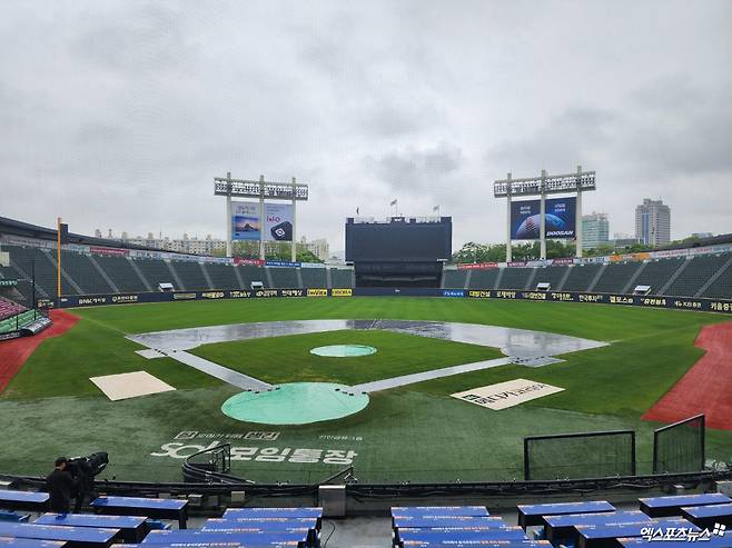 LG와 NC는 22일 잠실구장에서 '2025 신한 SOL Bank KBO 리그' 주중 3연전 첫 번째 경기를 치른다. 경기 개시를 약 2시간 반 앞둔 가운데, 경기장에는 많은 양의 비가 내리고 있다. 잠실, 박정현 기자