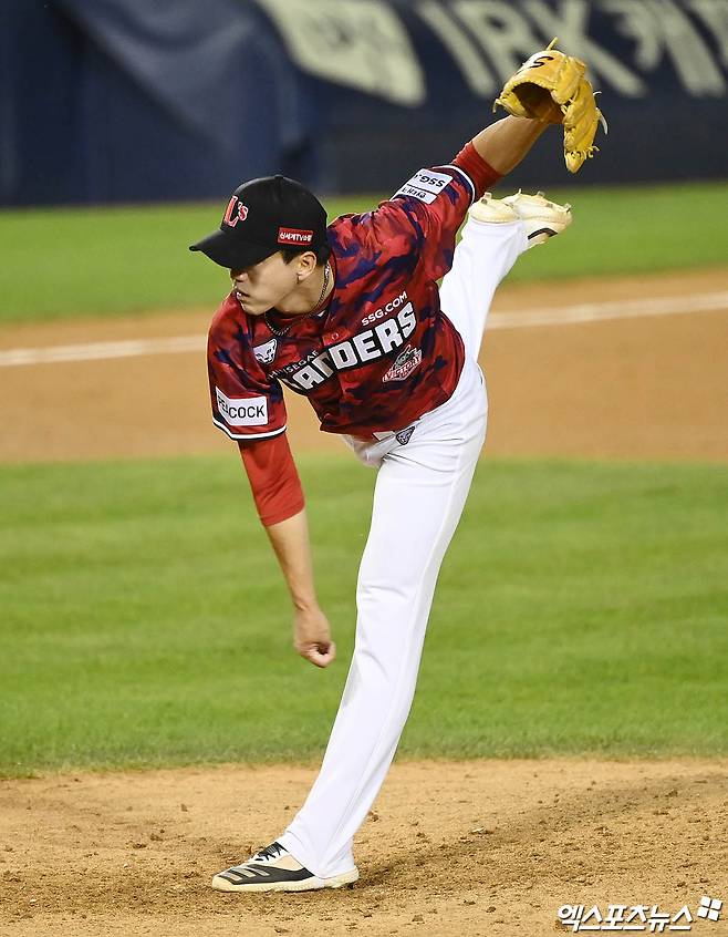 LG 투수 김주온은 지난 20일 인천 SSG랜더스필드에서 열린 '2025 신한 SOL Bank KBO 리그' SSG와 주말 3연전 마지막 경기에서 선발 등판했다. 제구가 흔들리며 아웃카운트 하나를 잡는 동안 4사구 4개를 내주며 무너졌다. 사진은 SSG 시절 김주온. 엑스포츠뉴스 DB
