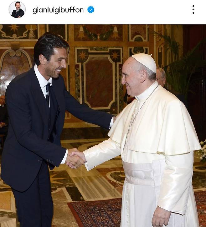 이탈리아 전 축구 대표 잔루이지 부폰과 프란치스코 교황 [잔루이지 부폰 전 이탈리아 축구 대표 선수 인스타그램 캡처. 재판매 및 DB 금지]