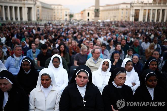 21일(현지시간) 오후 성베드로 광장의 묵주기도 [로이터 연합뉴스]