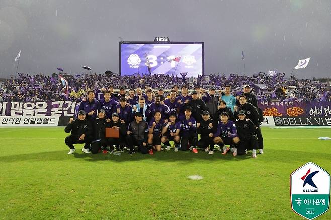 수원FC를 꺾고 단체 사진을 찍는 FC안양 선수들 [한국프로축구연맹 제공. 재판매 및 DB 금지]