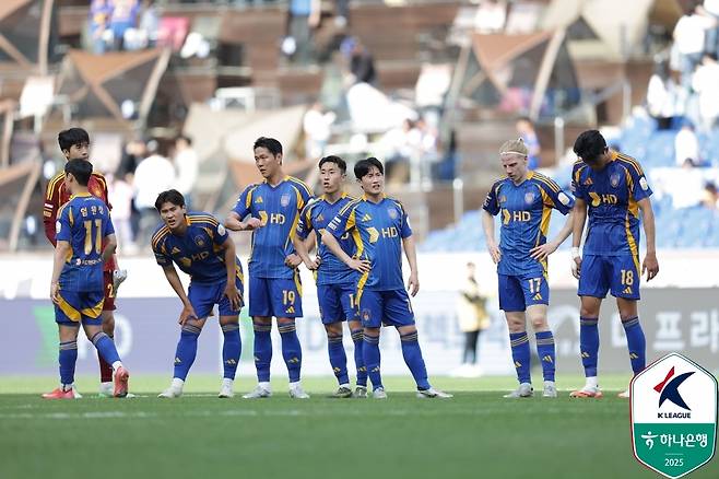 강원전에서 패하고 아쉬워하는 울산 HD 선수들 [한국프로축구연맹 제공. 재판매 및 DB 금지]
