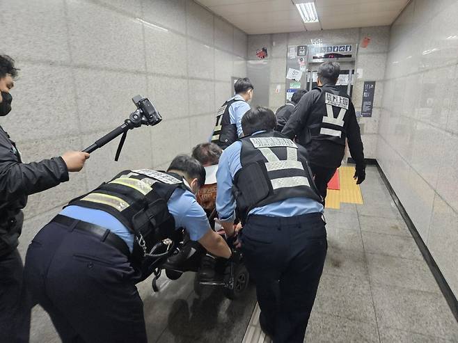 서울교통공사, 혜화역 시위 전장연 강제퇴거…물리적 충돌 [촬영 김현수]