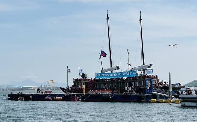 "오사카로 떠납니다"      (목포=연합뉴스) 김예나 기자 = 지난 21일 전남 목포 국립해양유산연구소에서 본 조선통신사선 모습. 과거 조선과 일본으로 오간 조선통신사들이 탄 배를 재현한 이 선박은 이달 28일 부산을 출항해 한일 국교 정상화 60주년을 맞는 올해 처음으로 일본 오사카까지 항해한다. 2025.4.22
    yes@yna.co.kr