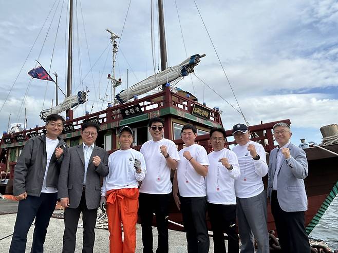 일본 오사카를 향해      (목포=연합뉴스) 김예나 기자 = 지난 21일 국립해양유산연구소 관계자들이 무사 항해를 기원하는 뱃고사를 지낸 뒤 기념사진을 찍고 있다. 과거 조선과 일본으로 오간 조선통신사들이 탄 배를 재현한 선박은 이달 28일 부산을 출항해 한일 국교 정상화 60주년을 맞는 올해 처음으로 일본 오사카까지 항해한다. 가장 오른쪽이 이은석 국립해양유산연구소장. 2025.4.22
    yes@yna.co.kr