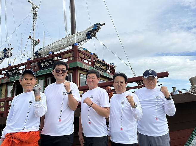 "오사카까지 화이팅"     (목포=연합뉴스) 김예나 기자 = 지난 21일 국립해양유산연구소 관계자들이 무사 항해를 기원하는 뱃고사를 지낸 뒤 기념사진을 찍고 있다. 과거 조선과 일본으로 오간 조선통신사들이 탄 배를 재현한 선박은 이달 28일 부산을 출항해 한일 국교 정상화 60주년을 맞는 올해 처음으로 일본 오사카까지 항해한다. 왼쪽 두 번째부터 강원춘 국립해양유산연구소 학예연구사, 김성원 선장, 홍순재 학예연구사. 2025.4.22
    yes@yna.co.kr