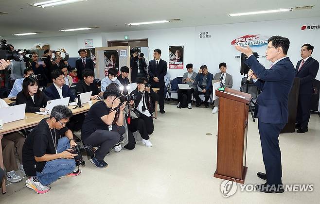 김문수 후보, 청년 부동산 문제 관련 공약 발표 기자회견 (서울=연합뉴스) 박동주 기자 = 국민의힘 김문수 대선 경선 후보가 22일 서울 여의도 대하빌딩 선거 사무소에서 청년 부동산 문제 관련 공약 발표 기자회견을 하고 있다. 2025.4.22 pdj6635@yna.co.kr