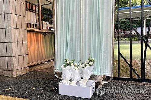 작년 9월 중국 선전 일본인학교에 놓인 꽃   (선전 로이터=연합뉴스) 중국 광둥성 선전에서 괴한이 휘두른 흉기에 찔려 일본인 초등학생이 숨진 작년 9월 19일 선전 일본인학교 외부에 놓인 꽃다발.