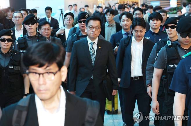 출국하는 최상목 경제부총리 (영종도=연합뉴스) 황광모 기자 = 최상목 경제부총리 겸 기획재정부 장관이 미국 워싱턴 DC에서 열리는 '한미 2+2 통상 협의'와 '주요 20개국(G20) 재무장관회의'에 참석하기 위해 22일 인천국제공항을 통해 출국하고 있다. 2025.4.22 hkmpooh@yna.co.kr