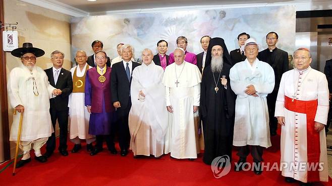 12개 종단 지도자들과 만난 프란치스코 교황 (서울 사진공동취재단=연합뉴스) 프란치스코 교황이 2014년 8월 18일 서울 명동 명동성당 내 꼬스트홀에서 국내 12개 종단 지도자들과 만난 뒤 기념 촬영을 하고 있다. [연합뉴스 자료사진]