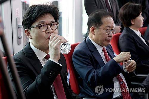 물 마시는 한동훈-홍준표   (서울=연합뉴스) 국민의힘 1차 대선후보 경선 토론 언론설명회에서 한동훈, 홍준표 후보가 물을 마시고 있다. 2025.4.17 [국회사진기자단]