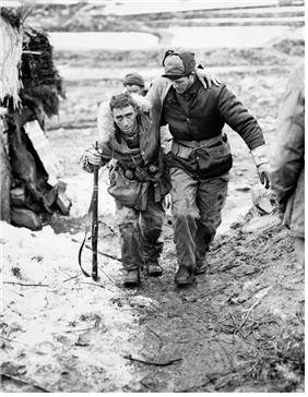 가평 전투서 전우 부축하는 크리이슬러씨(오른쪽) [재한유엔기념공원관리처 제공. 재판매 및 DB금지]