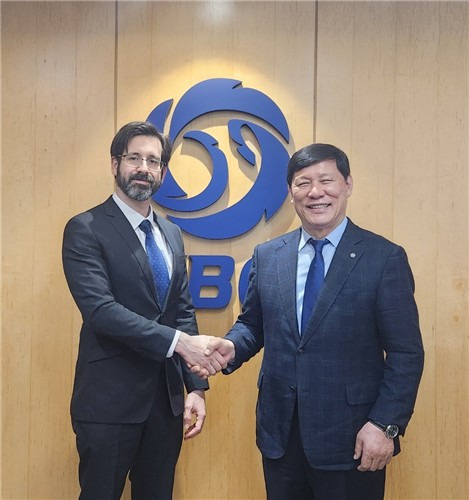 몬손 주한 쿠바 대사와 허구연 KBO 총재 (서울=연합뉴스) 클라우디오 몬손(왼쪽) 주한 쿠바 대사가 22일 서울 강남구 도곡동 한국야구위원회를 찾아 허구연 KBO 총재와 악수하고 있다. [KBO 제공. 재판매 및 DB금지]