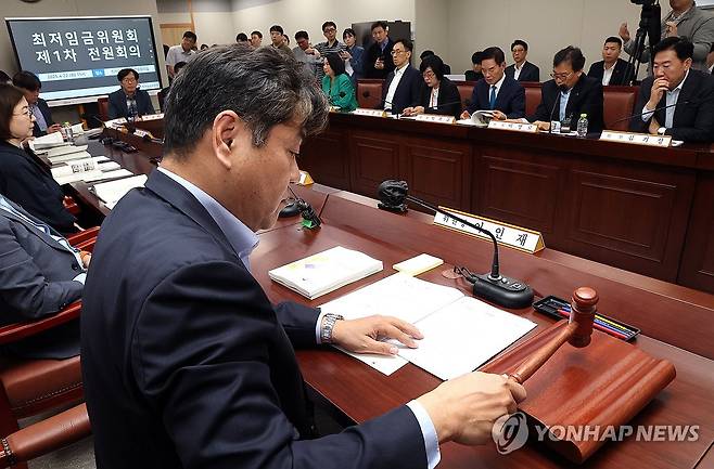 내년 최저임금은? (세종=연합뉴스) 배재만 기자 = 이인재 최저임금위원장이 22일 정부세종청사에서 내년도 최저임금 수준을 결정하기 위한 첫 최저임금위원회 회의를 알리고 있다. 2025.4.22 scoop@yna.co.kr