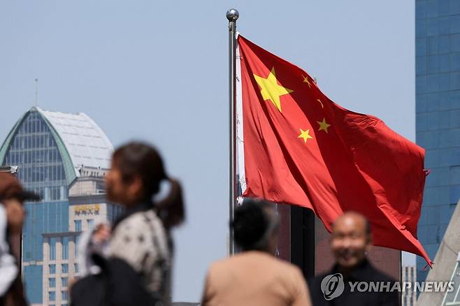 중국 상하이 루자쭈이금융무역구에 휘날리는 중국 오성홍기 [로이터 연합뉴스 자료사진. 재판매 및 DB 금지]
