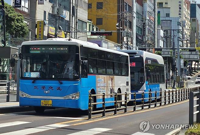 제주시청 앞 버스정류장의 시내버스 2025.4.[연합뉴스 자료사진]