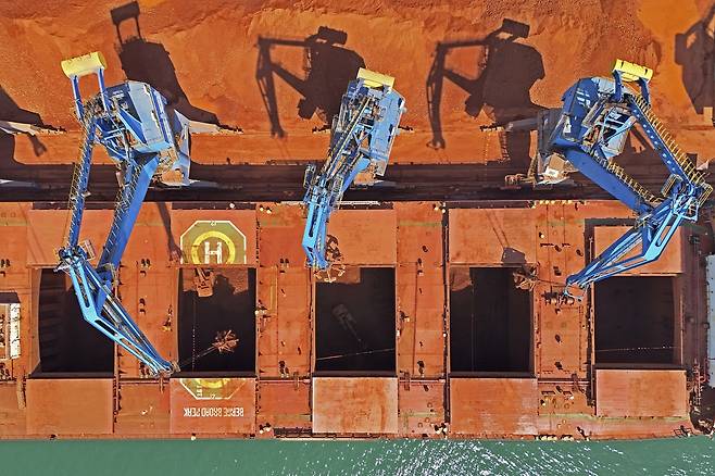 3월 30일 중국 산둥성 옌타이 항구의 수입 철광석 [연합뉴스 자료사진. Chinatopix 제공. 재판매 및 DB 금지]