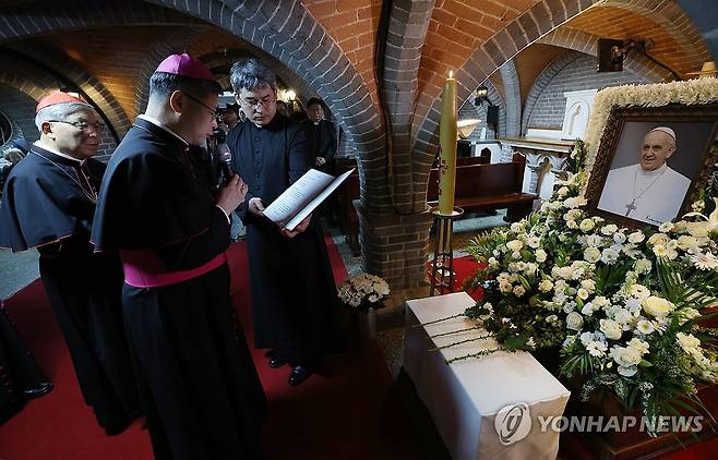 '영원한 안식을 빕니다' (서울=연합뉴스) 염수정 추기경, 정순택 대주교 등 서울대교구 주교단이 22일 서울 명동대성당 지하성당에 마련된 프란치스코 교황 빈소를 찾아 조문하고 있다. 2025.4.22 [사진공동취재단] photo@yna.co.kr