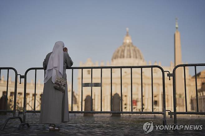 바티캉 성 베드로 광장에서 기도하는 한 수녀 [AP 연합뉴스]