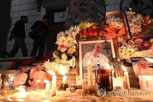 아르헨티나 부에노스아이레스 대성당 앞에 놓인 교황이 사진과 촛불들 [AFP 연합뉴스 자료사진. 재판매 및 DB 금지]