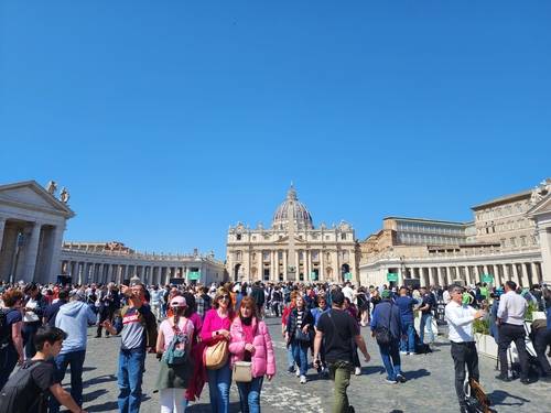교황 선종 소식에 붐비는 바티칸 성 베드로 광장 (바티칸=연합뉴스) 신창용 특파원 = 프란치스코 교황의 선종 하루 뒤인 22일(현지시간) 바티칸 성 베드로 광장에 사람들의 발길이 몰리고 있다. 2025.04.22 changyong@yna.co.kr