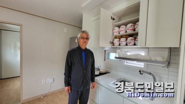 23일 이호운(64) 명진리 마을 이장이 선진이동주택에 입주하고 주변을 둘러 보고 지난 산불 상황을 회상하고 있다. 사진=유상현 기자 제공