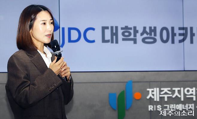 김효은 CBS 기자가 23일 오후 2시 제주대 공과대학 3호관 대강당에서&nbsp; '기자에서 웹툰작가로: 나만의 세계를 구축하는 법'을 주제로 강연하고 있다. ⓒ제주의소리