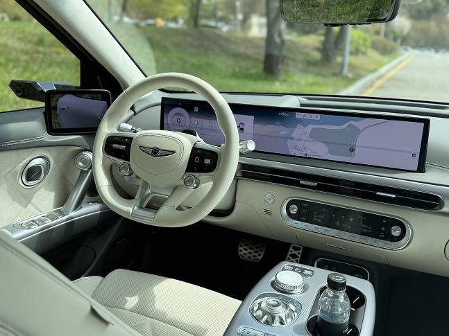 제네시스 GV60에 적용된 '27인치 통합형 와이드 디스플레이'./사진=백유진 기자 byj@