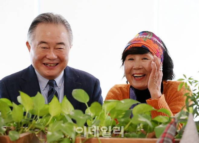 서명숙(오른쪽) 제주올레 이사장과 예종석 한양대 명예교수가 함께 활짝 웃어보이고 있다. (사진=김태형 기자)