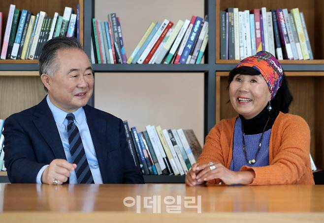 서명숙(오른쪽) 제주올레 이사장이 예종석의 파워인터뷰에 응답하고 있다. (사진=김태형 기자)