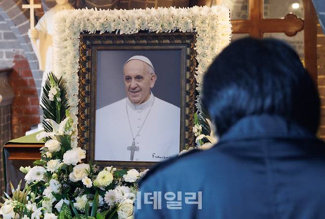 지난 21일(현지시간) 선종한 프란치스코 교황의 빈소가 마련된 22일 오후 서울 중구 명동대성당 지하성당에서 조문객들이 추모를 하고 있다.(사진=사진공동취재단)