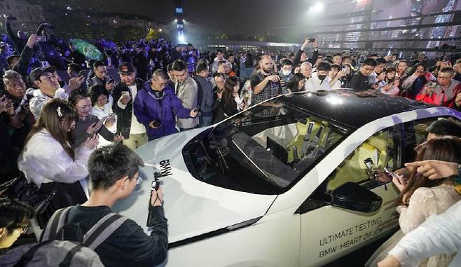 BMW그룹이 상하이 모터쇼 개막을 이틀 앞둔 21일 중국 상하이 푸동에 있는 ‘BMW 익스피리언스 상하이’에서 고성능 시험 차량인 ‘BMW 비전 드라이빙 익스피리언스’를 세계 최초로 공개하고 있다. (사진=한국자동차기자협회)