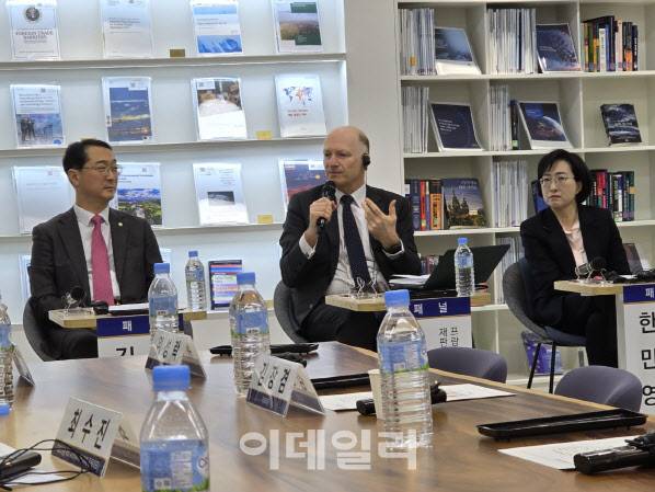 르노 베델 최고행정법원 재판관이 지난 22일 국회도서관에서 열린 ‘프랑스 AI짜르와의 대담-우리의 미래를 여는 AI 입법과 정책’ 행사에서 김건(좌측) 국민의힘 의원, 한민영 외교부 국장과 토론을 하고 있다(사진=윤정훈 기자)