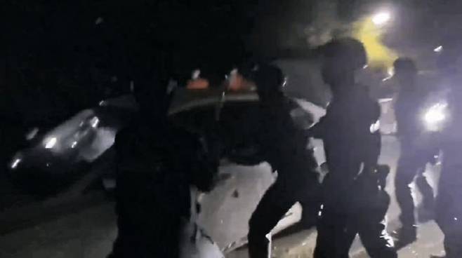 지난 22일 새벽 경기남부경찰청 특공대원들이 과천시 서울대공원 주차장 인근에서 살인 용의자 A씨를 제압하고 있다. (사진=경기남부경찰청)