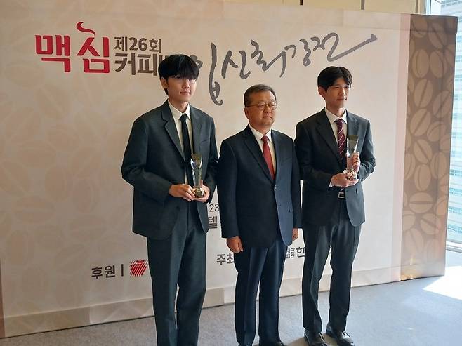 이지현 9단(오른쪽), 신진서 9단(왼쪽), 김광수 동서식품 대표가 기념사진을 찍고 있다.(사진 MHN 엄민용 선임기자)