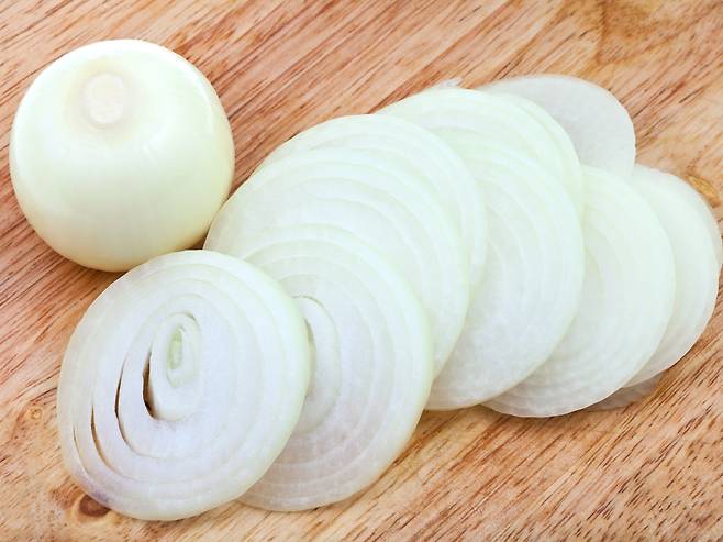 양파에는 크롬 성분이 많은데 몸속에서 포도당(탄수화물)이 잘 흡수-배분되도록 도와주는 미량 무기질이다. 특히 인슐린의 작용을 촉진, 혈당 조절에 도움이 된다.  [사진=클립아트코리아]