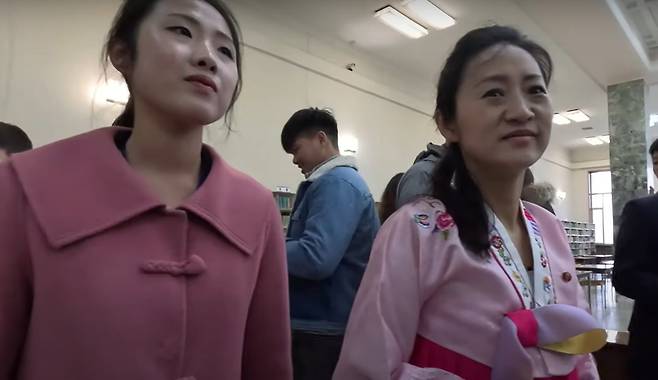 외국인 관광객들이 묻는 질문에 대답하는 북한 여성 가이드들의 모습 (출처 유튜브 채널 'Matt and Julia')