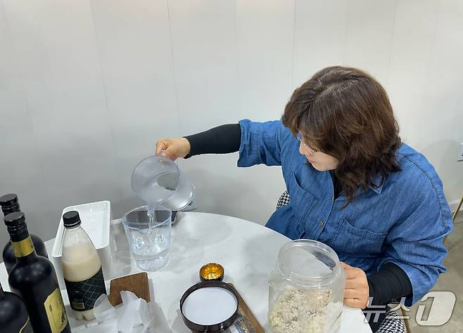 막걸리 빚기 체험 중인 장미란 문화체육관광부 제2차관ⓒ News1 윤슬빈 기자