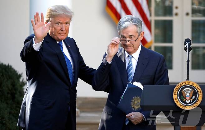 도널드 트럼프 미국 대통령이 지난 2017년 11월 2일 워싱턴 백악관에서 제롬 파월 연준 의장 지명자를 소개하고 있다. 트럼프 대통령 당선인은 8일(현지시간) NBC 방송 인터뷰에서 파월 의장의 임기를 보장하겠다고 밝혔다. 2024.12.09 ⓒ 로이터=뉴스1 ⓒ News1 우동명 기자