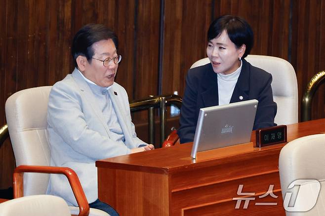 이재명 더불어민주당 전 대표와 전현희 최고위원이 14일 오후 서울 여의도 국회 본회의장에서 정치·외교·통일·안보에 관한 대정부질문이 진행중인 가운데 대화하고 있다. 2025.4.14/뉴스1 ⓒ News1 안은나 기자